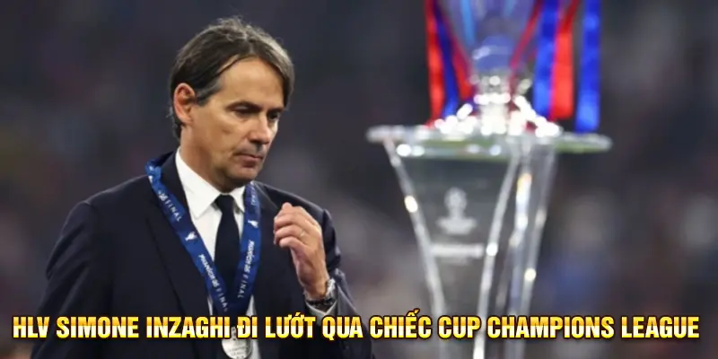 HLV Simone Inzaghi đi lướt qua chiếc Cup Champions League 
